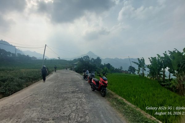 Touring Motor Listrik Polytron Fox-R : Menikmati Durian dan Suasana Pegunungan
